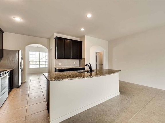 5th image of 605 Milas Ln