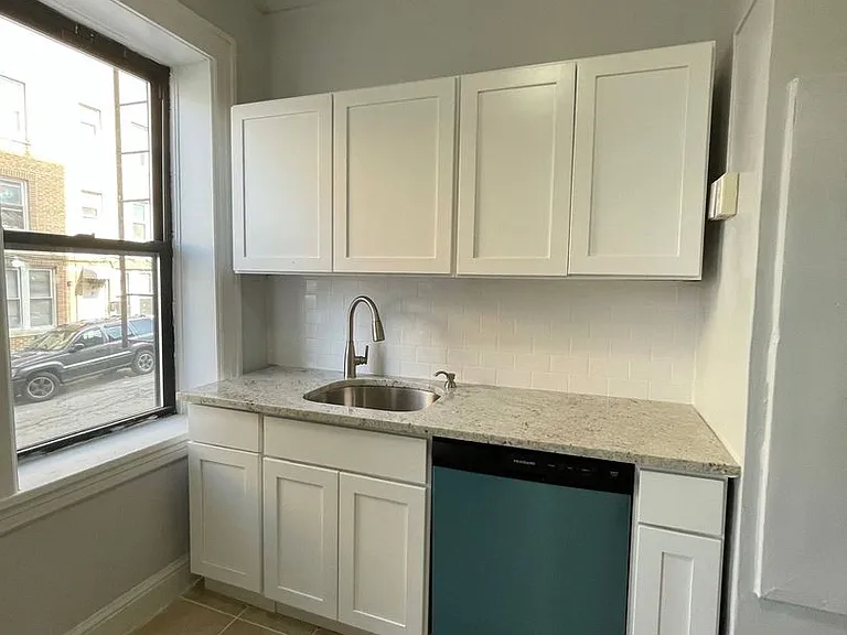 Hill Manor - Renovated Apartments Near Train Station — Photo 22
