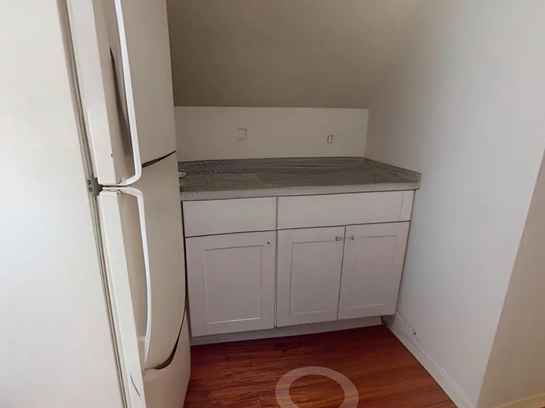 27 Howe St #5 — Photo 4