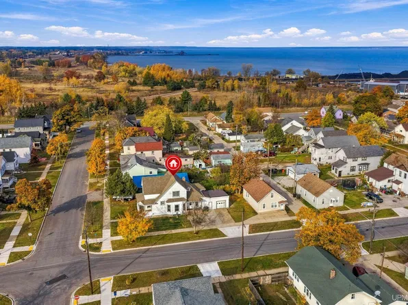 302 N 12th St, Escanaba, MI 49829