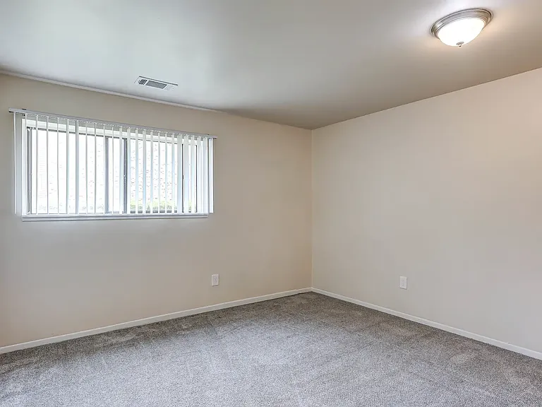 Country Knoll Apartments — Photo 9