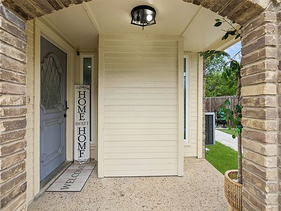 2nd image of 7 Cedar Elm Cir
