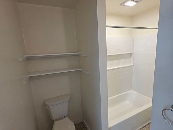5th image of 1059 W Hannah St #1