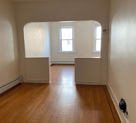 Living room empty pic 1