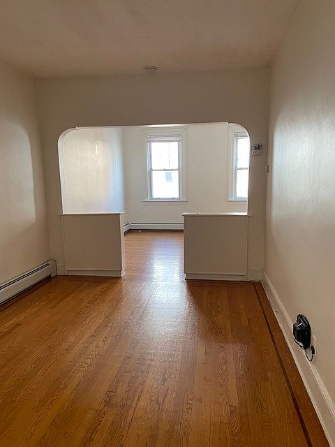 Living room empty pic 1