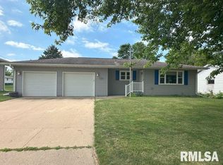 1121 15th St, De Witt, IA 52742