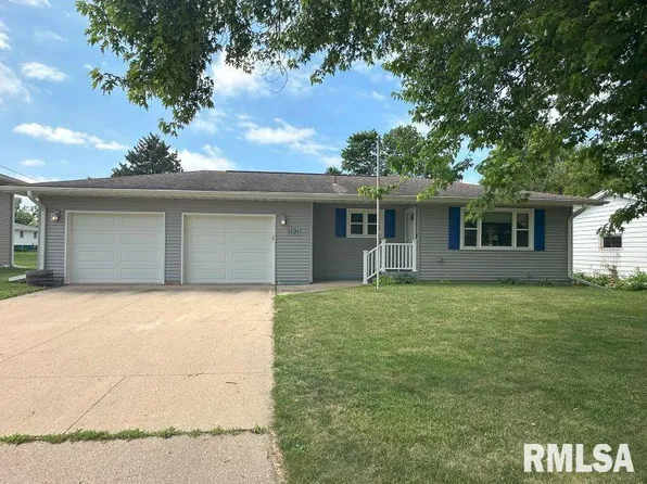 1121 15th St, De Witt, IA 52742