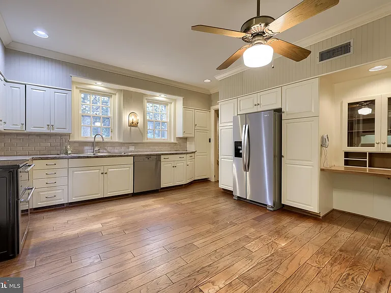 226 E Caracas Ave — Photo 18