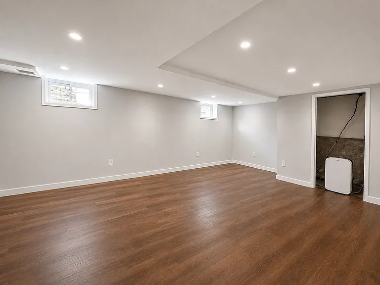 24 Sunderland Ave — Photo 31