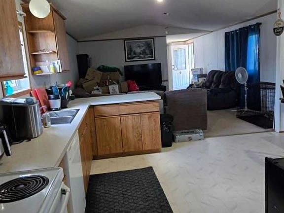 3rd image of 39 Maple Dr W