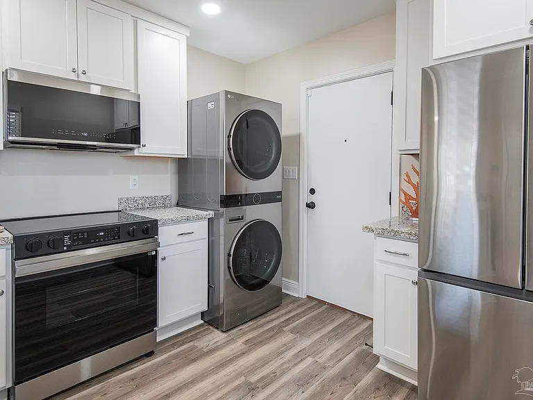3081 N 16th Ave — Photo 3