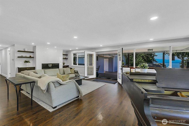 4th image of 16038 68th Avenue W
