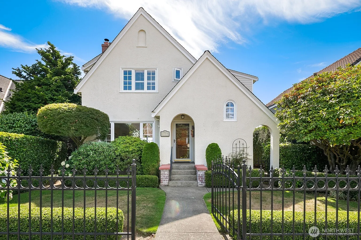 2359 Rosemont Place W photo 1