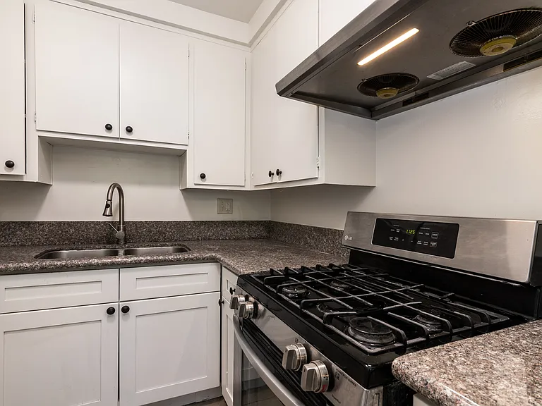 1908 Clinton St #4 — Photo 10