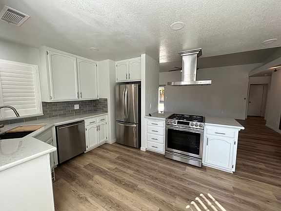 5th image of 215 S Hilton Ct