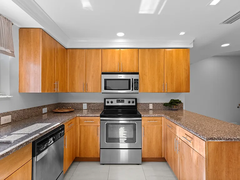 621 NE 8th Ave — Photo 13