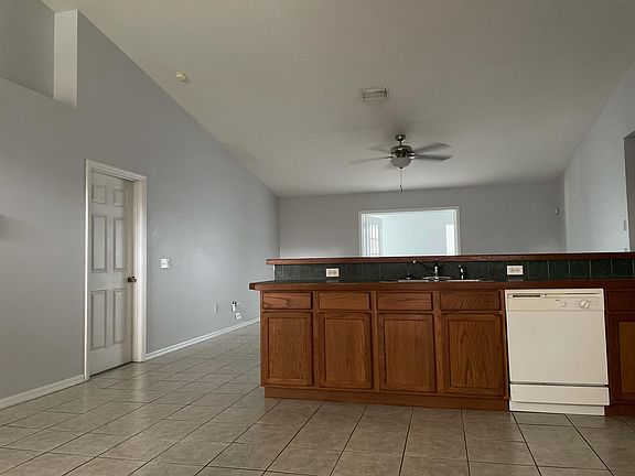 5th image of 231 NE Granduer Ave