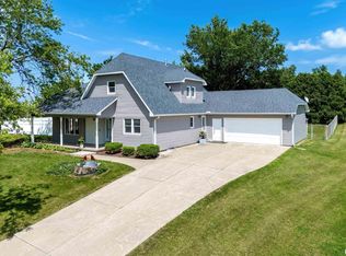 8 Brookside Ct, Bettendorf, IA 52722