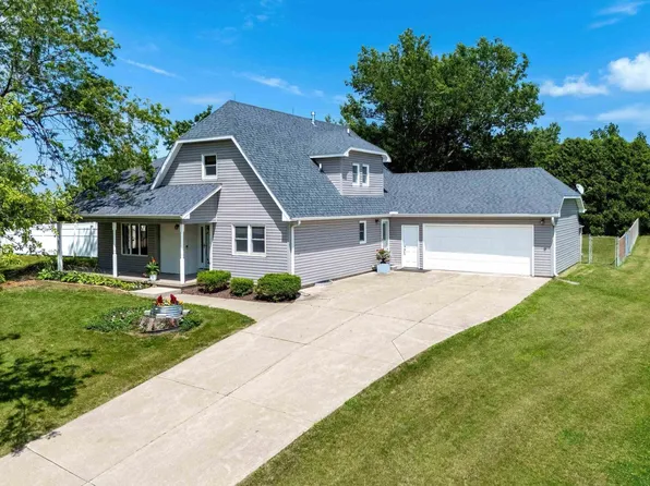 8 Brookside Ct, Bettendorf, IA 52722
