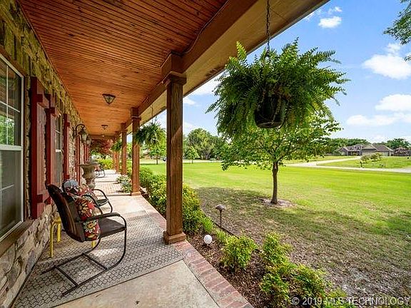 3rd image of 1095 E Cherye Ln