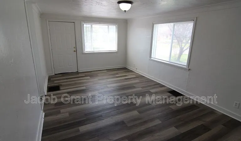 1282 Highland Dr #2 — Photo 2