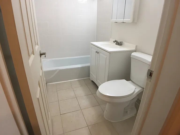 711 Farmington Ave — Photo 37