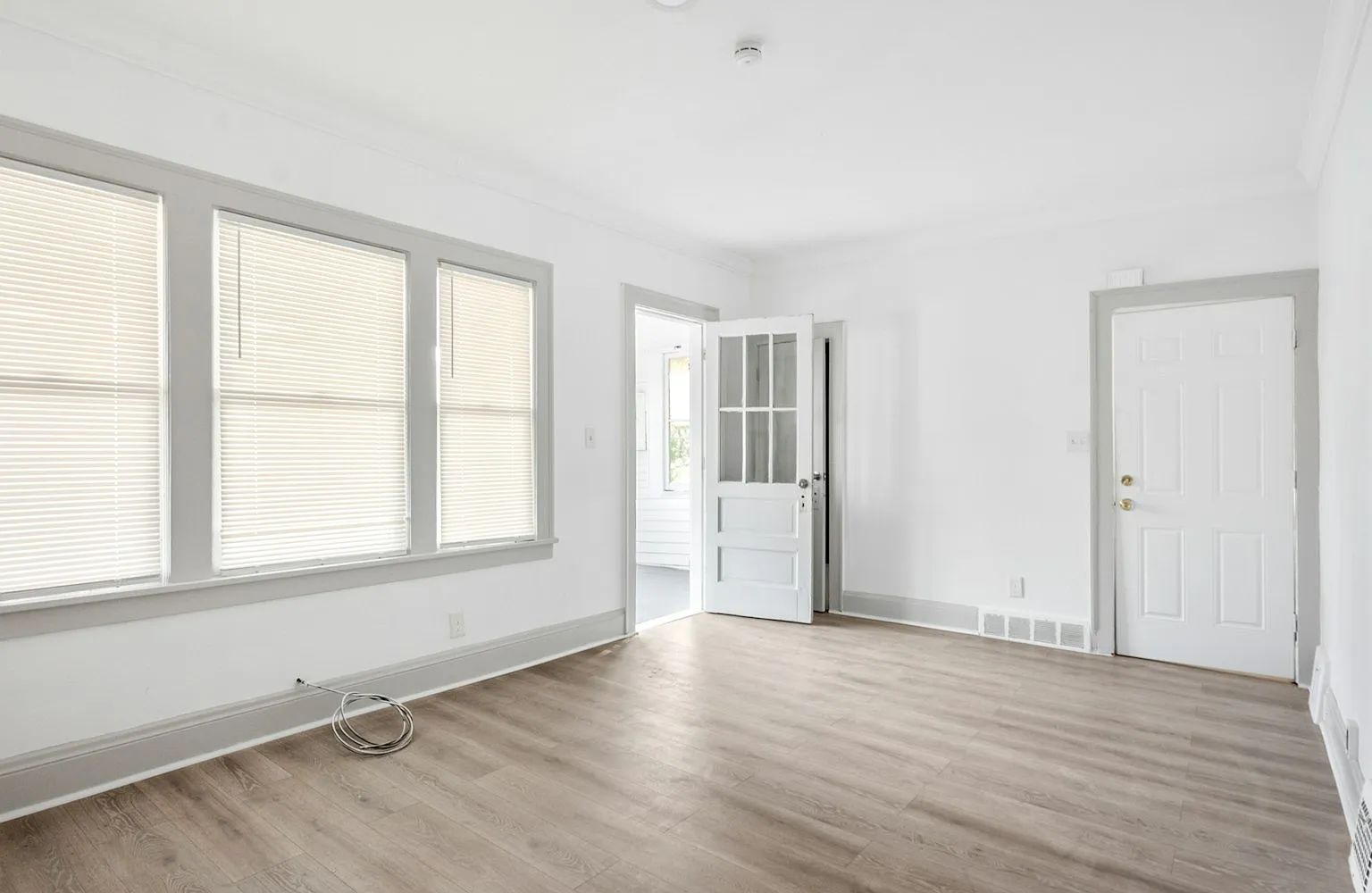 1554 Larchmont Road, Unit B — Photo 2
