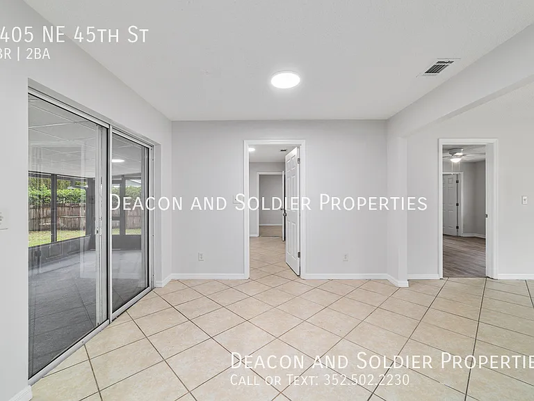3405 NE 45th St — Photo 9