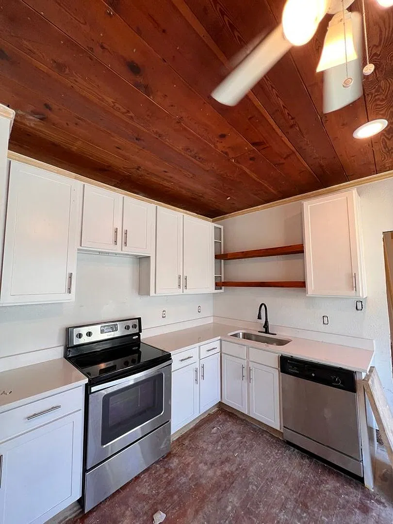 2442 Catherine St. — Photo 2