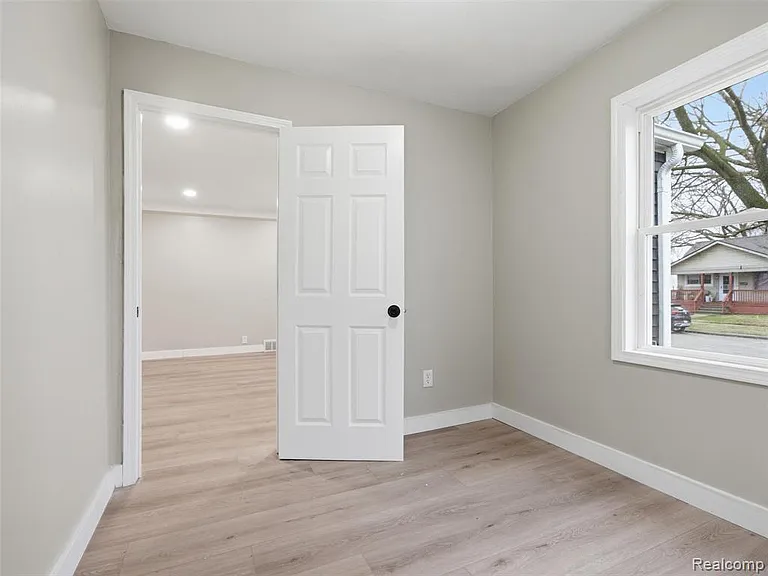 1027 E Milton Ave — Photo 7
