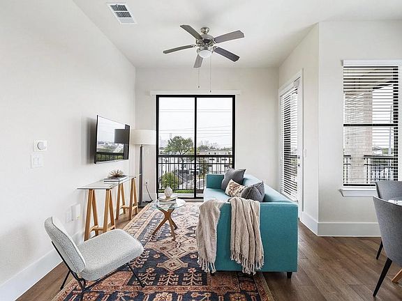 3rd image of 1508 Blodgett St #401