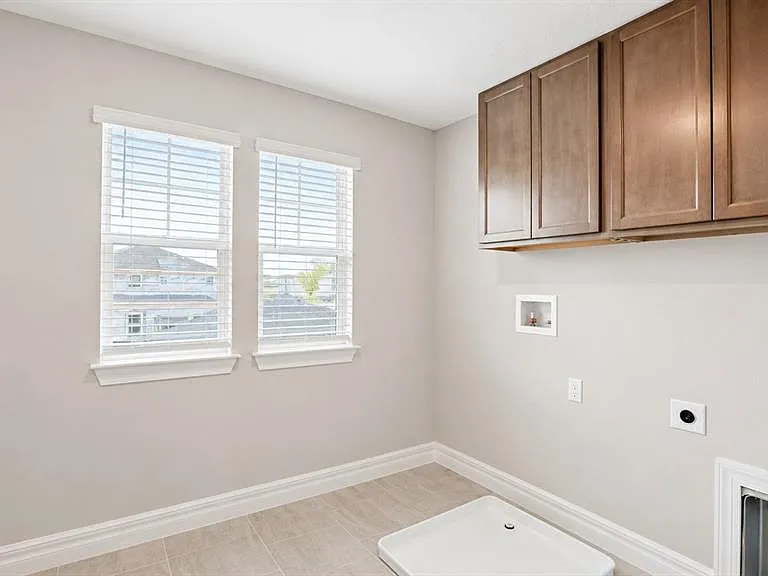 16628 Silver Brook Way — Photo 32