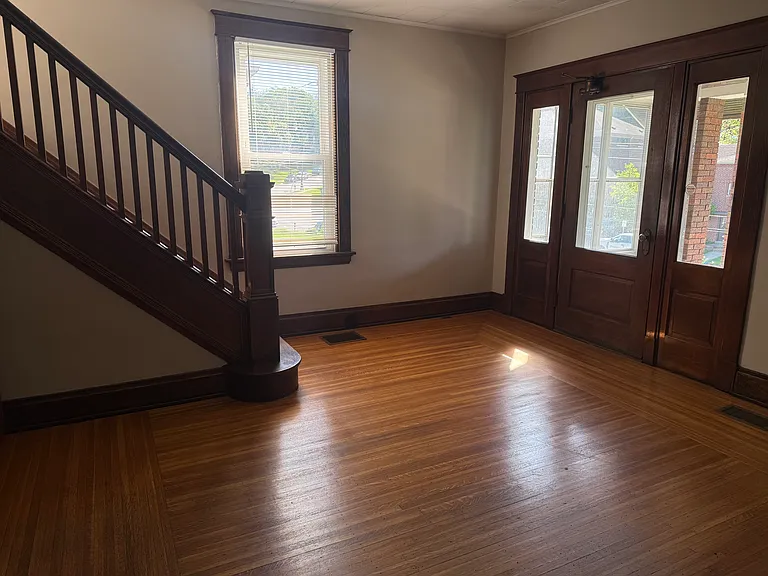 1009 Delta Ave — Photo 4