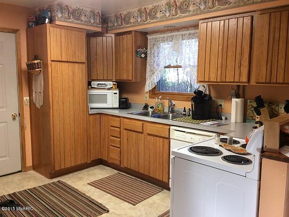 5th image of 19833 Heights Circle Dr