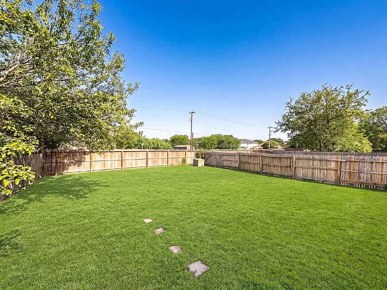 4902 Crestwood Hill Dr — Photo 44