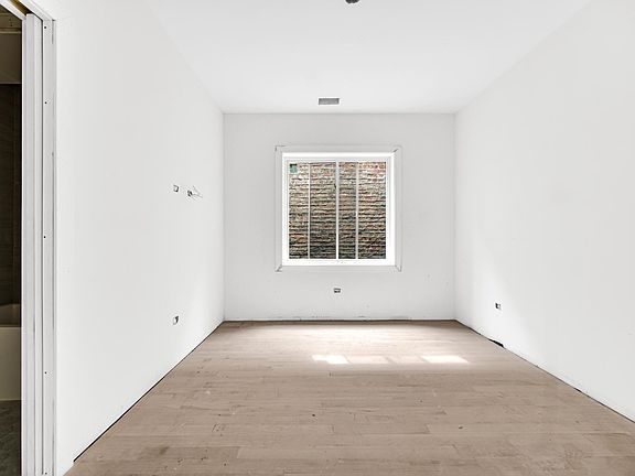 3rd image of 3109 S Giles Ave #3N
