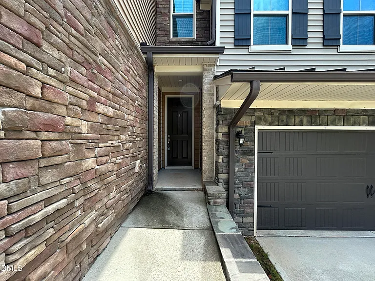 735 Lampwick Ln — Photo 4