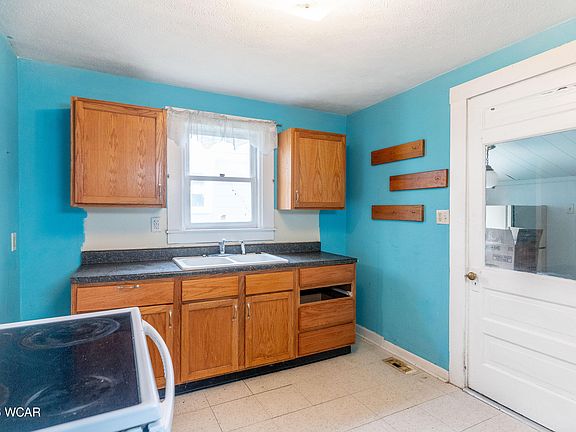3rd image of 505 Adams St