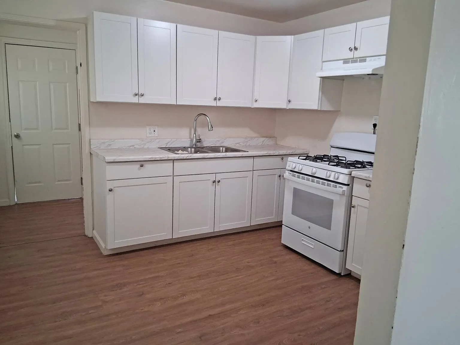 2 bed, 1.0 bath, 730 sqft, $1,325 — Photo 2