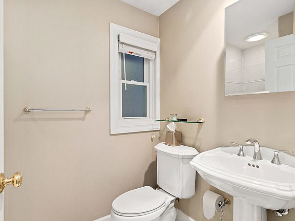 4th image of 2335 N Bosworth Ave #1