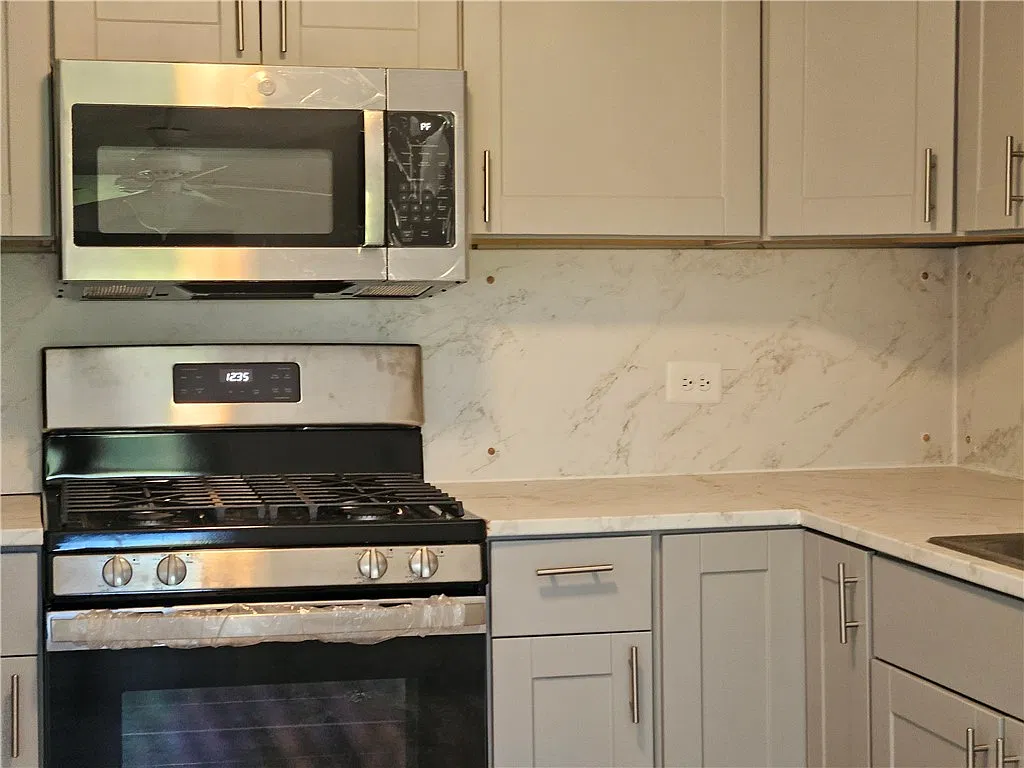 3 bed, 1.0 bath, 1044 sqft, $2,100 — Photo 2