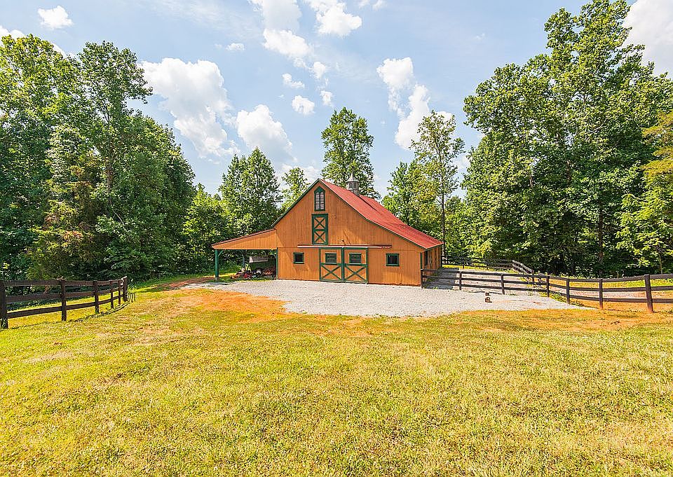 5-Stall Center-Aisle Barn 