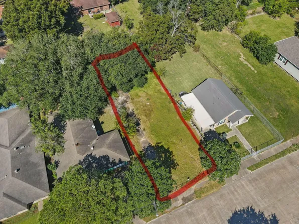 827 W 14th St, Port Arthur, TX 77640