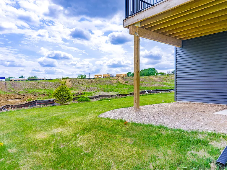717 Winterberry Ln — Photo 53