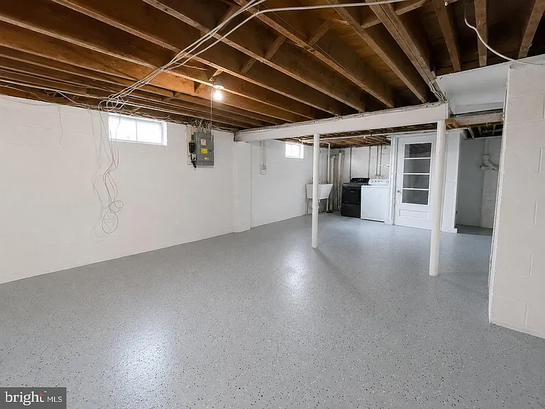 580 Village Rd W — Photo 35