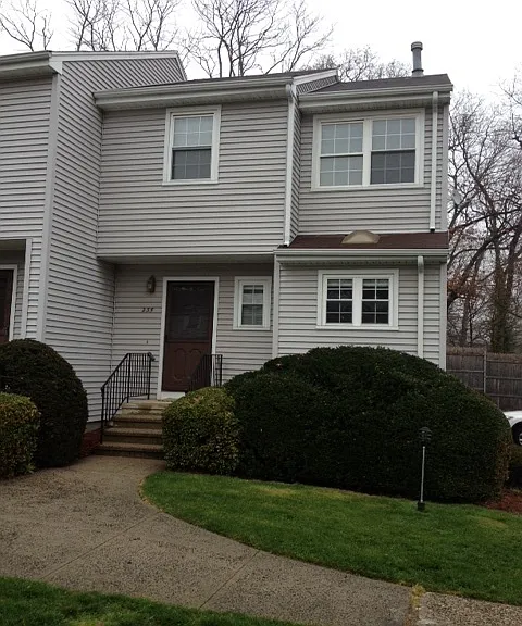 235 Red Oak Ln — Photo 1