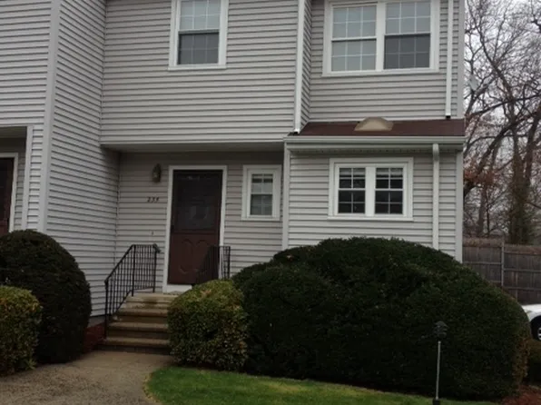 235 Red Oak Ln, Bridgeport, CT 06606