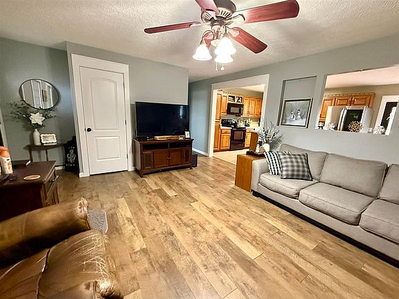 4th image of 204 Ridgecrest St