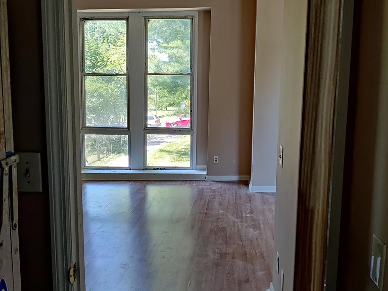 4-1 Eastman Ter #4 — Photo 11