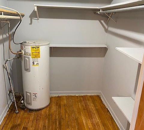 4th image of 306 W Division St APT A